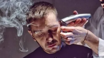 Sisu si-a deschis magazin de haine! Vezi cat costa un hanorac cu portretul sau!