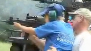 VIDEO: Americanii au luat-o razna! Isi duc copiii la poligon, sa traga cu arma de mici