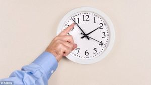 România trece la ora de vară 2019. Când dăm ceasurile înainte