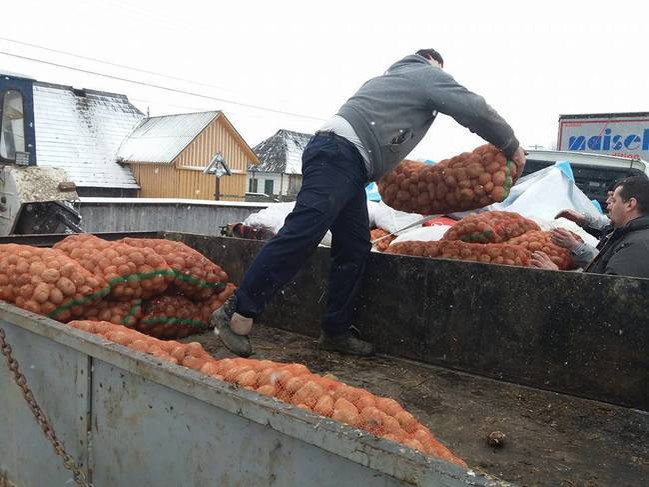 Un tânăr din Suceava le-a dus ajutoare celor 120 de orfani ai părintelui Negrea! După moartea preotului, copiii au nevoie de ajutor!
