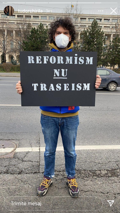 Tudor Chirilă protestează în Piașa Victoriei