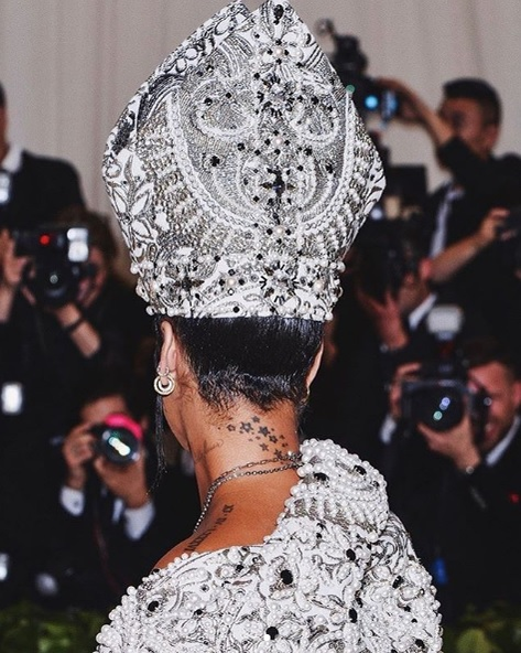 Rihanna, îmbrăcată ca femeia-papă pe care Vaticanul nu a avut-o vreodată