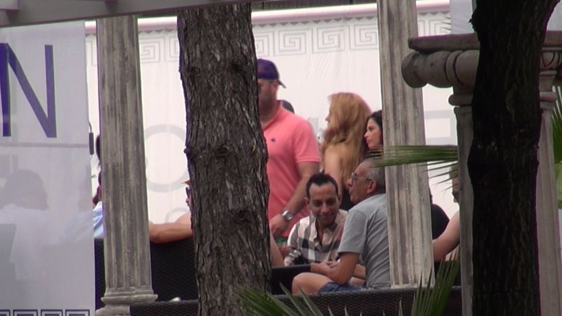 Fotomodele ude, muzica la maximum, dansuri lascive si rauri de sampanie! Vezi ce dezmat la ziua „iepurasului” Roxana Ungureanu