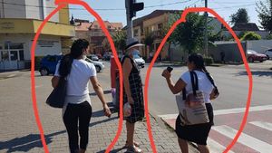 Un trecător a făzut poze! Cum fură din buzunare cele două femei de etnie romă din imagine, în Târgu Mureș