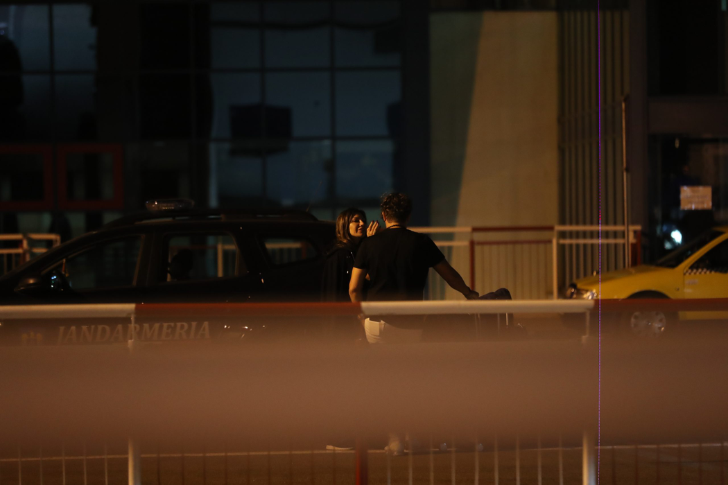 Sheila și Bogdan Ionescu se sărută în parcarea de la aeroportul Otopeni, după ce s-au întors din Turcia