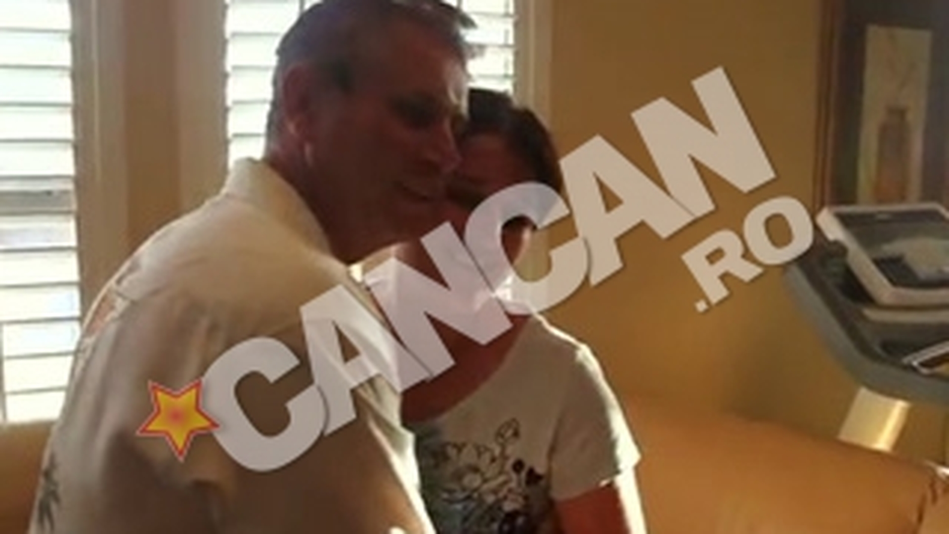 VIDEO Uite cum se lauda un solist de muzica populara cu casa de milioane si masinile de sute de mii de dolari din SUA! A uitat limba romana si nici engleza nu o stie!