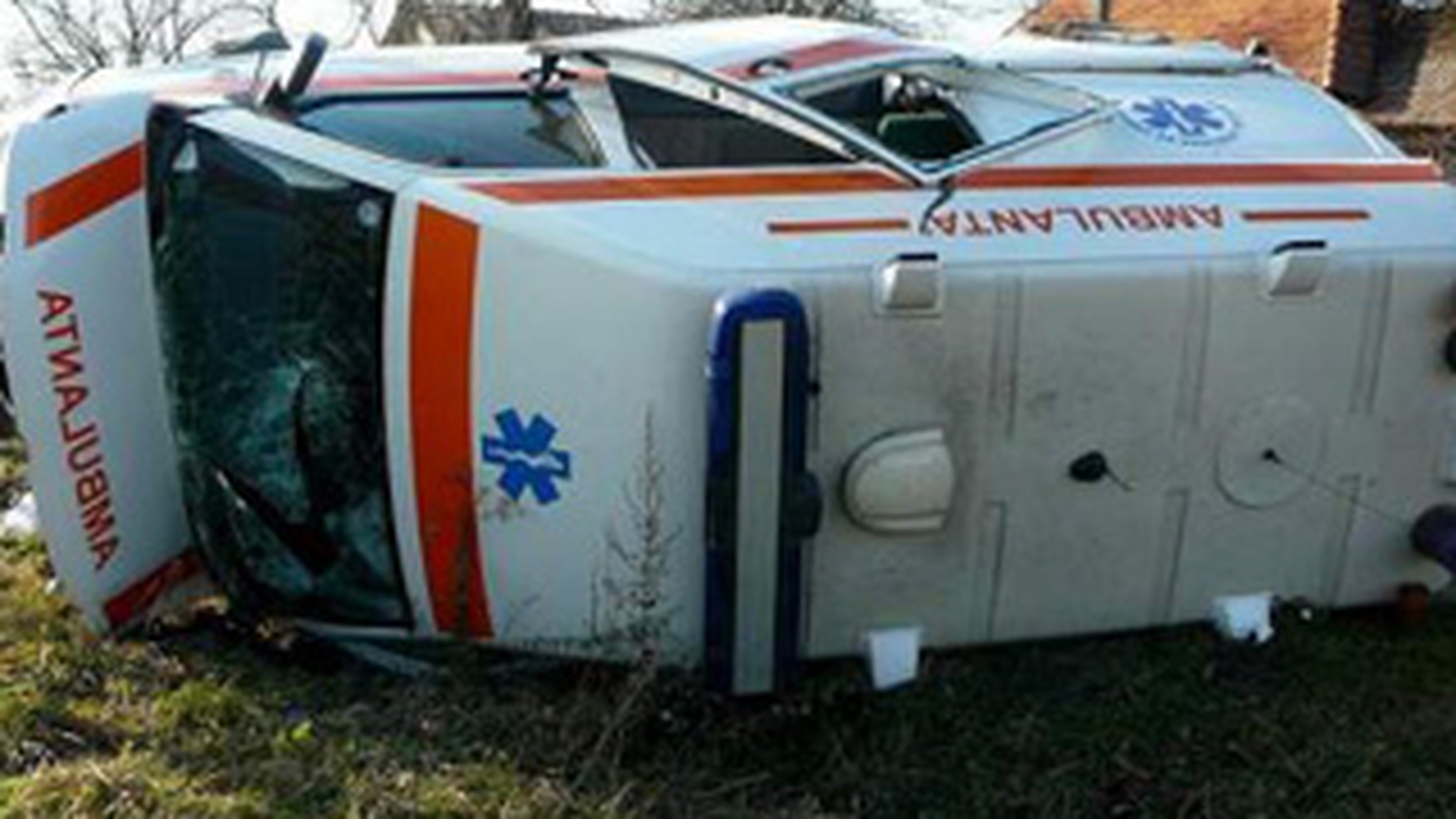 Ambulanta ce transporta un pacient, avariata dupa ce a lovit un stalp, din cauza poleiului