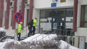 Un barbat din Covasna a batut doi politisti si le-a distrus masina pentru ca l-au oprit!