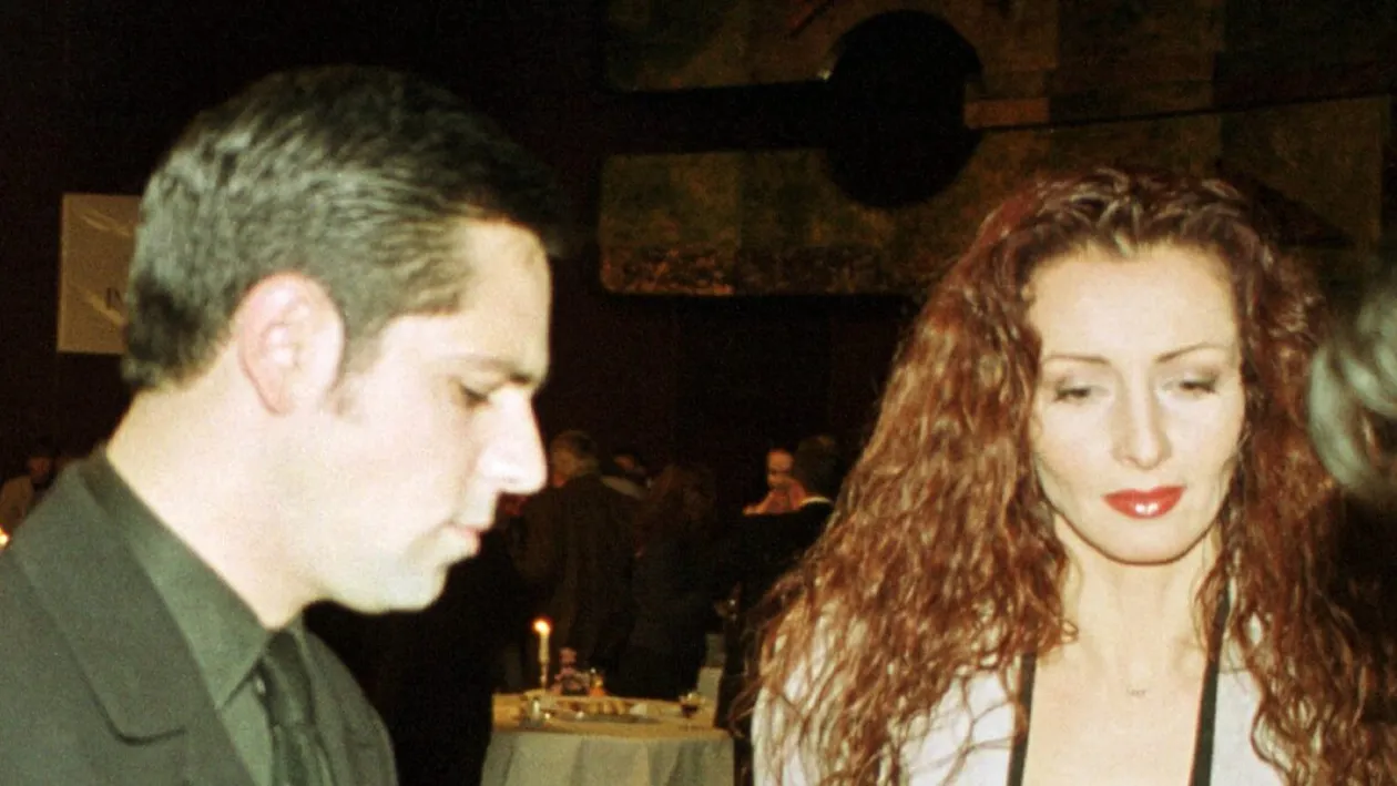 Iubire ca-n liceu, cu blitzuri și farfurii de antreu.  Povestea primului mare amor monden al României post-revoluționare