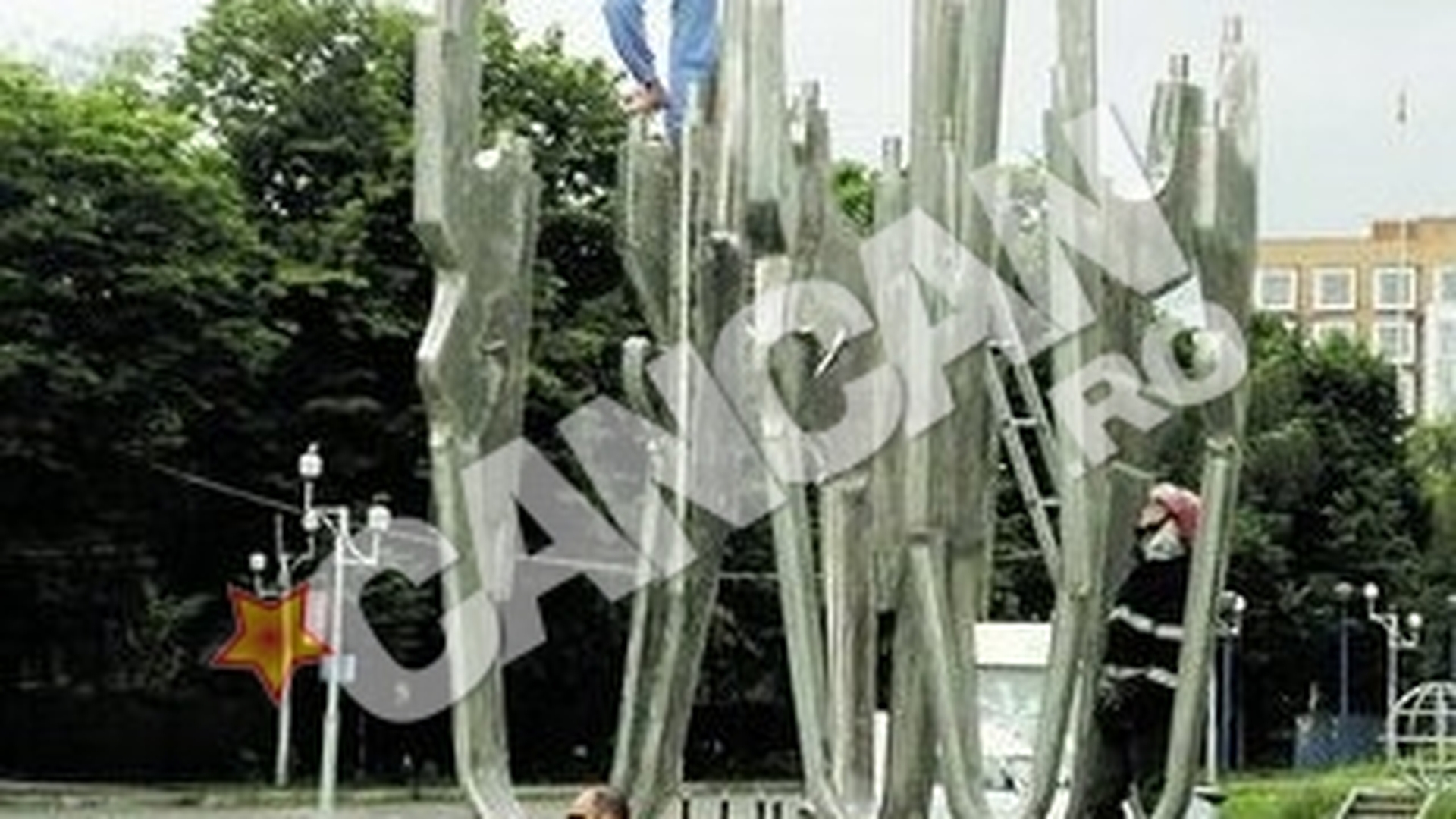 Suparat ca si-a pierdut actele. A fugit de la spital si s-a urcat pe arteziana