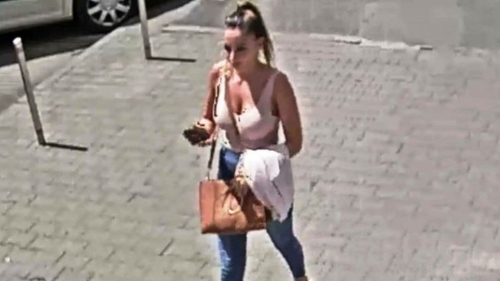 Se întâmplă în România! O femeie a găsit 21.800 de lei într-un bancomat și a plecat cu ei. Poliția o caută!
