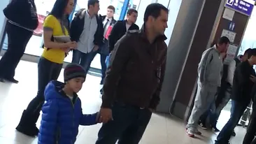 Serban Huidu si fiul sau cel mare au organizat un mic comitet de primire pentru un cuplu de prieteni! Vezi cum i-au asteptat!