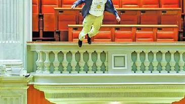 Barbatul care s-a aruncat de la balconul Parlamentului: Nu am primit nimic din partea autoritatilor dupa ce am incercat sa ma sinucid