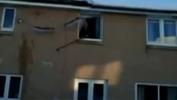 O femeie a ajuns la spital dupa ce zapada de pe un acoperis a cazut peste ea