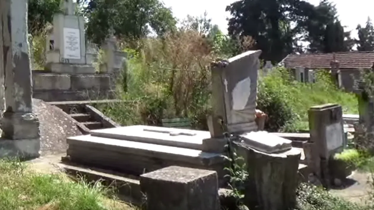 Scene desprinse din filmele de groaza intr-un cimitir din Dej! Profanatorii de morminte au aruncat cadavrele pe alei!