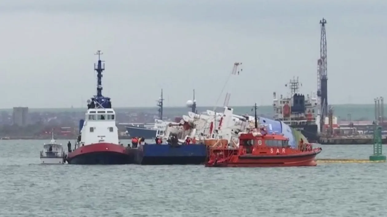 Un muncitor din Portul Constanţa a căzut în apă cu tot cu motostivuitor. Bărbatul este de negăsit