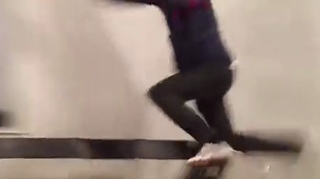 VIDEO A dat cu capul in mobilier, in loc sa stea pe el! Baiatul asta a cazut peste 10 scaune si prietenii l-au postat pe net ca sa rada de el