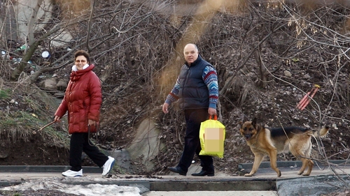 Irina Loghin a descoperit secretul tineretii fara batranete! Iese zilnic sa plimbe cainele in parc, iar mai nou are si companie!
