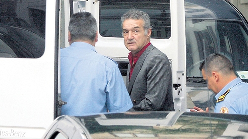 E la un pas sa ramana paralizat! Gigi Becali trebuie operat de urgenta. Are dureri mari si nu mai poate merge!