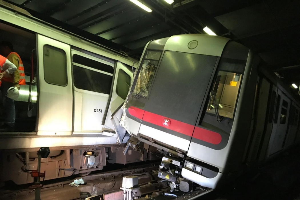 Haos după ciocnirea a două garnituri de metrou. Populației i se cere să evite ruta afectată | FOTO
