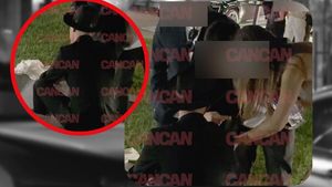 Adolescenții din Capitală au dus Halloween-ul la extrem! Petrecerea din club s-a terminat pe trotuar. „Cine pică primul” a fost proba serii