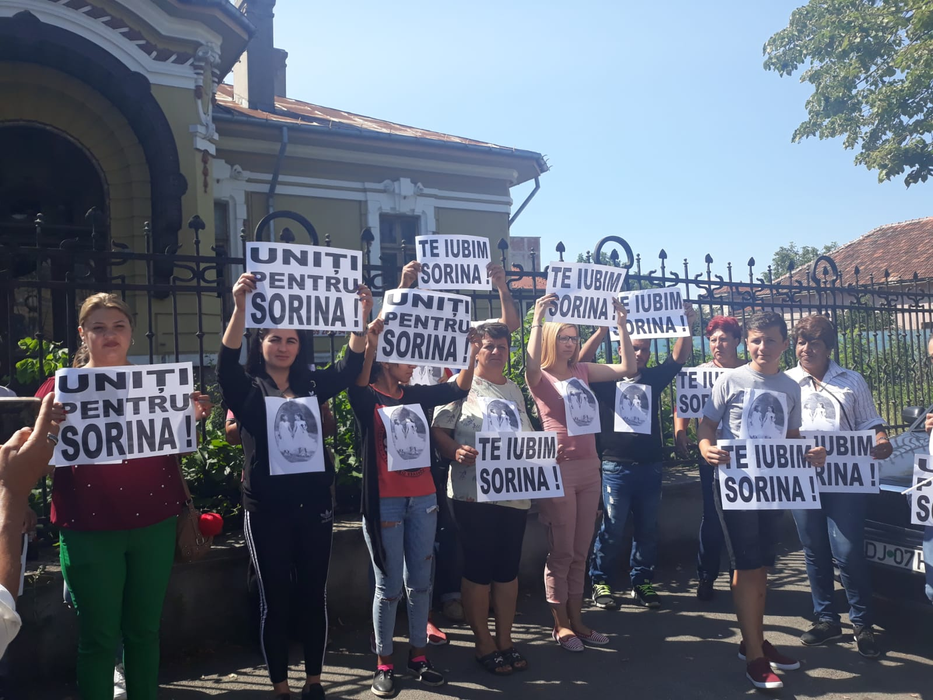 Este protest la Curtea de Apel Craiova. Susţinătorii Sorinei, fetița din Baia de Aramă, au venit înarmaţi cu pancarde