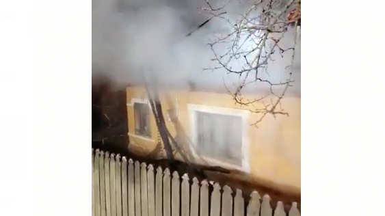 O fetiță de 12 ani s-a salvat ca prin minune. Era singură acasă când locuința a luat foc VIDEO