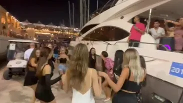 România e prezentă la CM din Qatar! Mai multe “bunăciuni” au făcut senzație, lângă un yacht, și au atras privirile tuturor | VIDEO