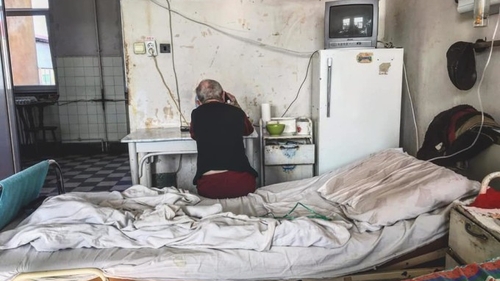 Imagini revoltătoare surprinse într-un spital din Timişoara. Mizerie de nedescris în saloanele unităţii sanitare