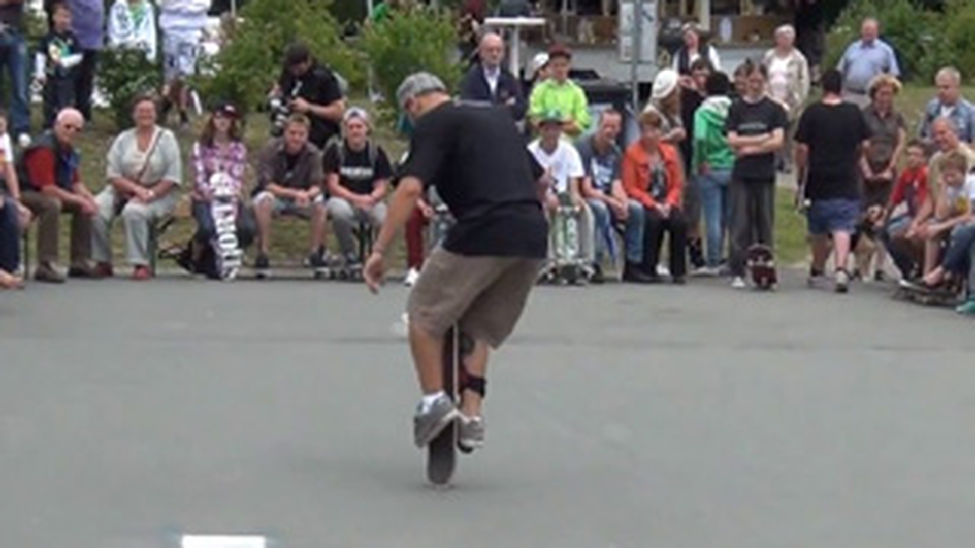 Video demential! Cel mai tare skater din Romania i-a zapacit pe germani - Ce face el cu skateboard-ul nu face nici Zorro cu sabia- Il vrei la Romanii au Talent?