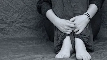 Izolarea poate aduce la probleme medicale grave. Avertismentul psihologilor: „Această boală te poate paraliza”. Cei mai afectați sunt oamenii de la bloc