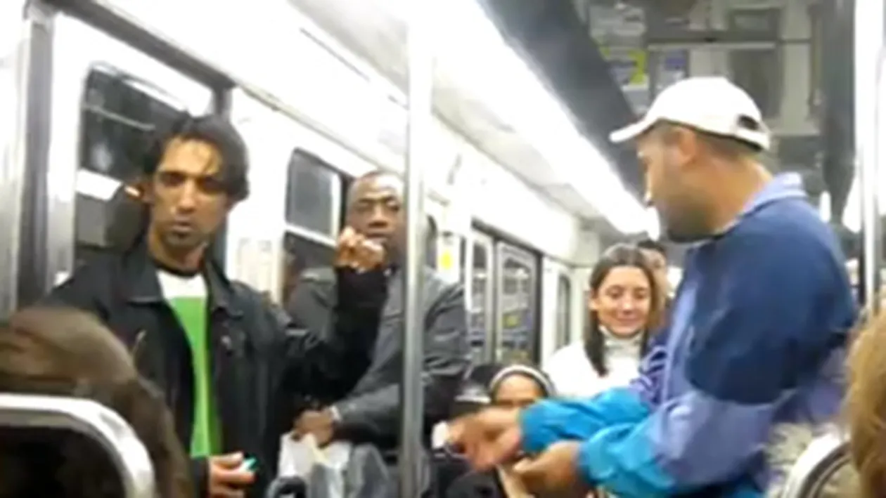 Hip-hop de Romania in metrourile din Paris! Uite cum cersesc doi romi plecati in Franta!