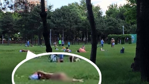 S-a dezbrăcat în Parcul Tineretului de faţă cu toţi copiii! Toată lumea i-a făcut poze acestei brunete!