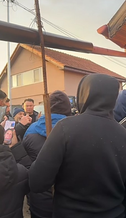 Revoltă în Sânmihaiu Român după ce criminalul lui Mario Berinde s-a mutat în localitate. Oamenii au protestat: “Copiii noștri sunt terorizați!”
