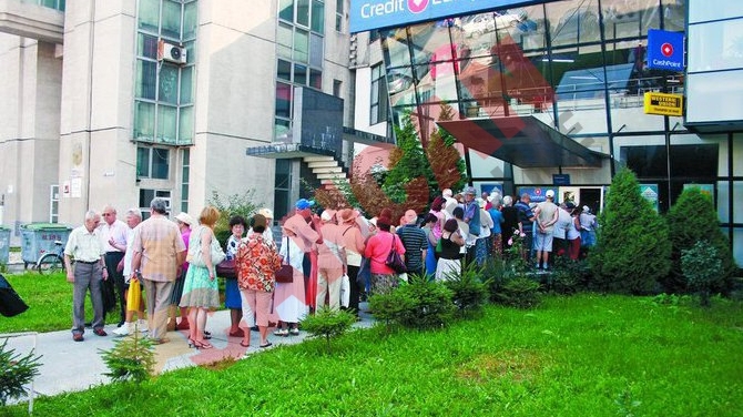 S-au grabit sa-si ia banii din banca jefuita