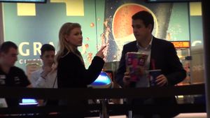 Atentie, multi-milionar in euro la coada la bilete! Cristina Rus si-a scos sotul la film, la mall!