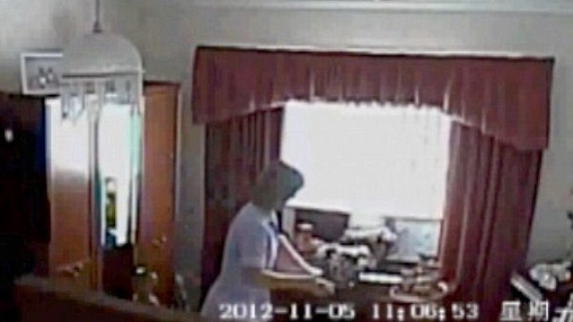 Banuiau ca este CEVA necurat cu INFIRMIERA! Au montat o camera ascunsa si au INCREMENIT cand au vazut ce facea in CASA!