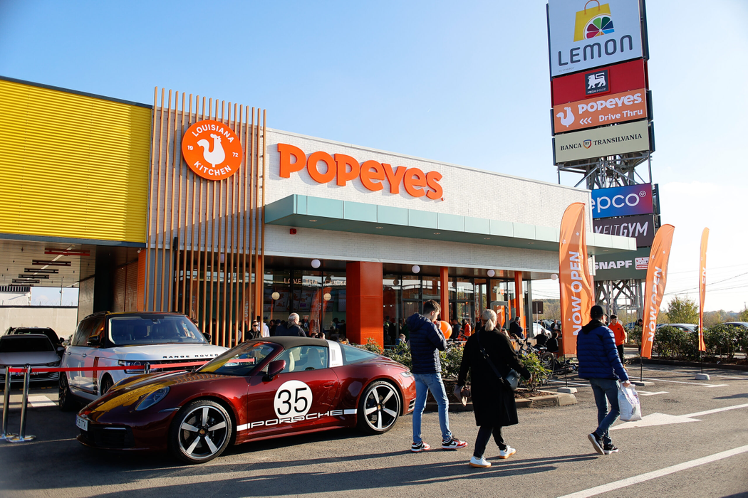 Popeyes România deschide primul restaurant de tip Drive-Thru din țară
