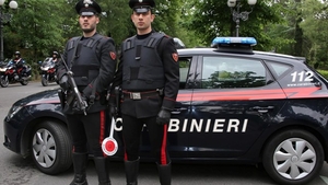 Incredibil! Aflat într-o piață din Italia, un român s-a dezbrăcat și a început să-și atingă organul genital