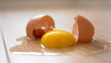 A spart un ou ca să-şi facă o omletă şi a avut parte de un şoc! E incredibil ce a ieşit din el! Imaginea a devenit virală
