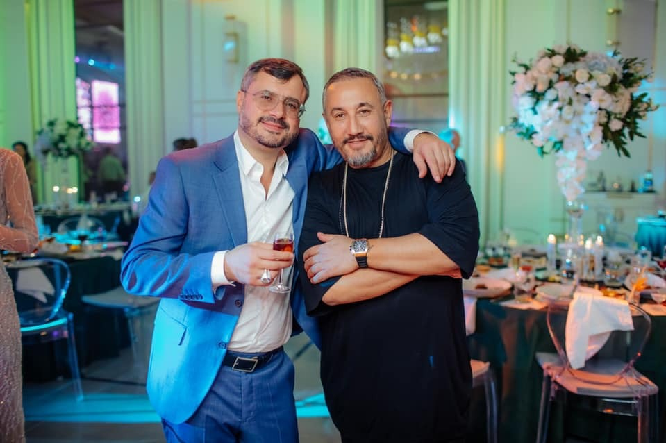 Gabriel Stati și-a sărbătorit ziua de naștere. Ce ținută sexy a purtat iubita, la petrecerea fastuoasă