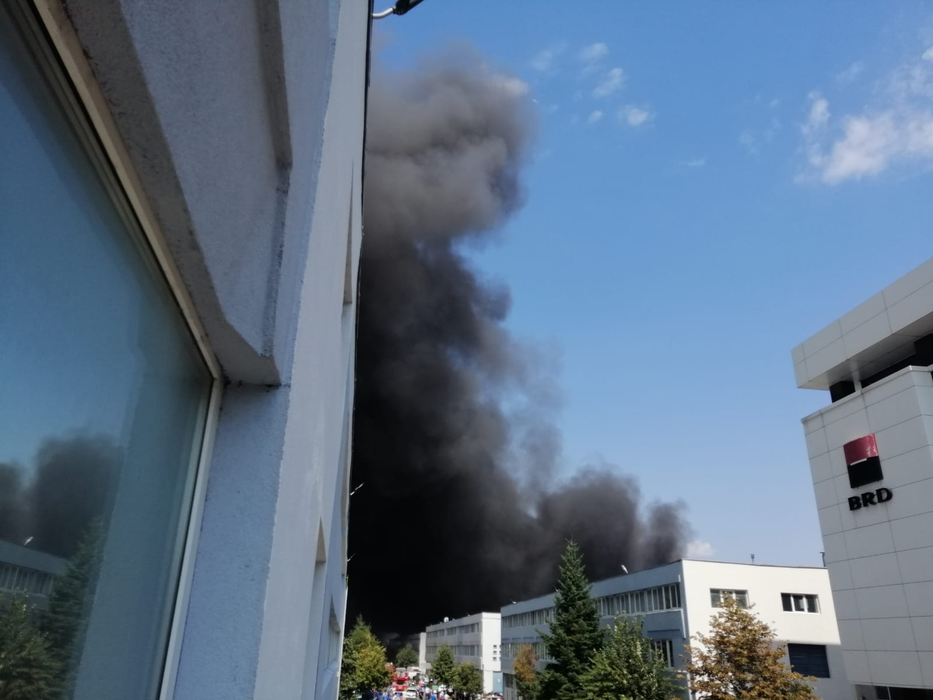 VIDEO. Incendiu puternic pe Strada Biharia din București. „Arde o hală, în întregime”. A fost transmis mesaj prin Ro Alert pentru protecția populației
