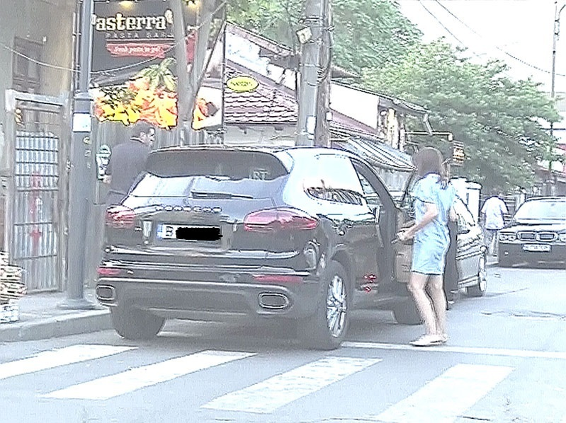 Simona şi Sabin ies din maşina proaspăt achiziţionată
