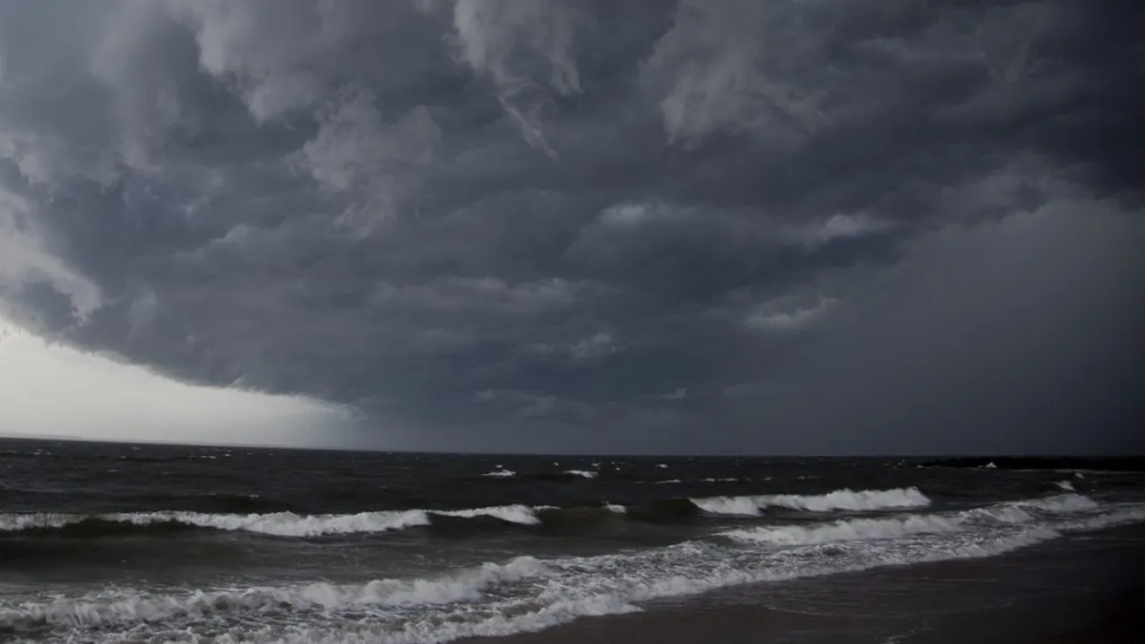 Gerul din România, provocat de praful saharian: ”Este un vârtej care absoarbe aerul…”