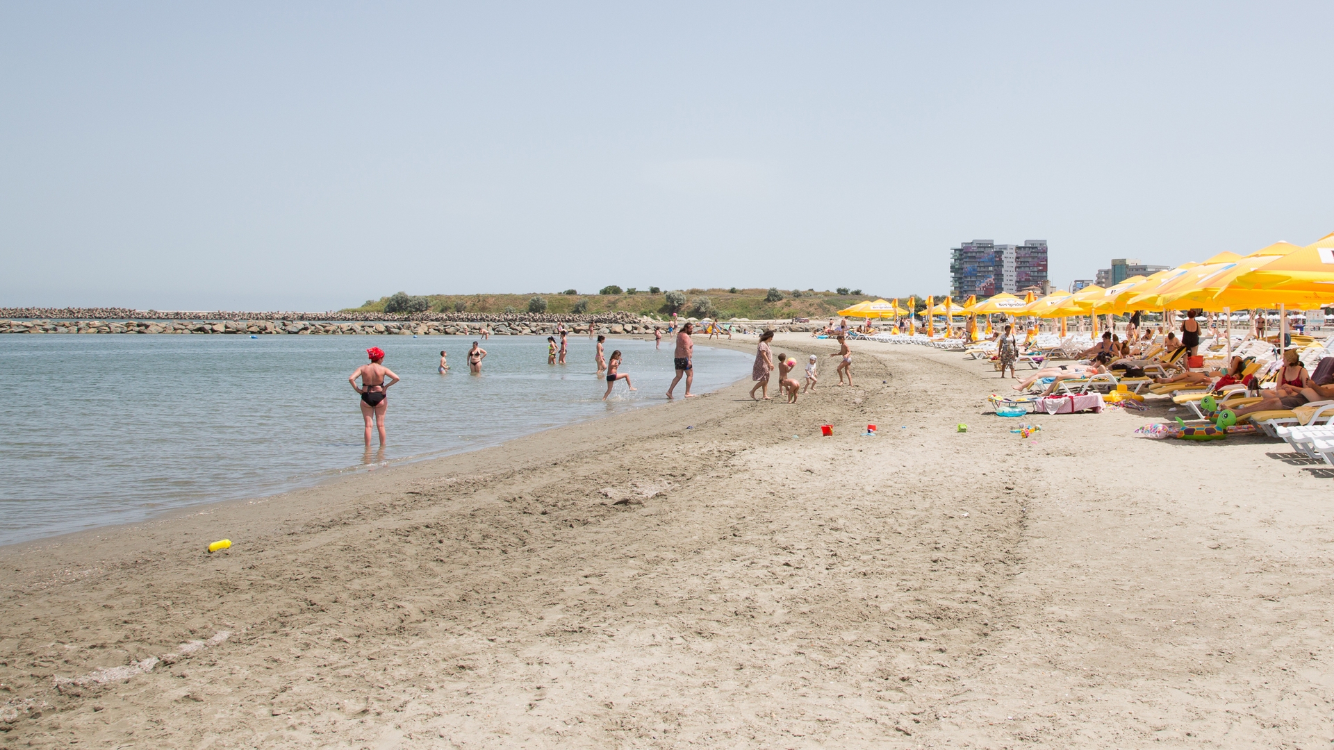 Ce au găsit turiștii pe plajă, în Mamaia. Nu le-a venit să creadă când au văzut asta