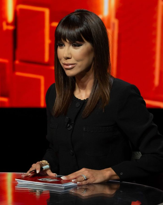 Denise Rifai în platou la Kanal D, îmbrăcată în negru