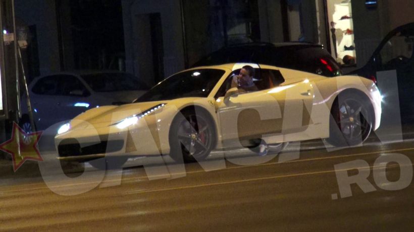Adi Minune, cu Ferrari la „sfatul batranilor”. Manelistul s-a intalnit cu o “brigada” in toiul noptii