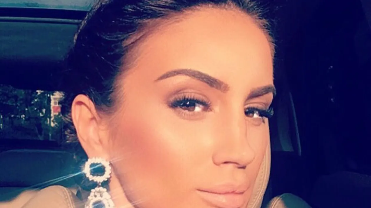 O frumoasă prezentatoare de la noi a făcut furori cu decolteul său la petrecerea Viva! 