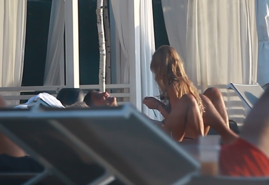Cristian Boureanu şi-a scos iubita la piscină, iar acolo au început un mic... "război" în joacă!
