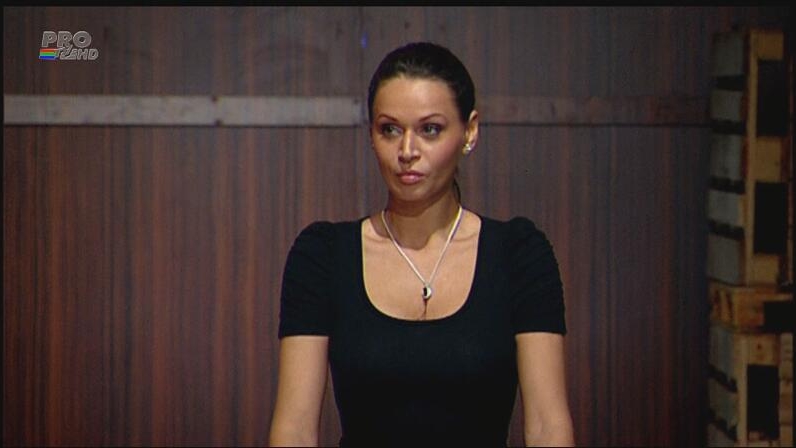 Ea este noua "casnică de la Masterchef"! "Nu ştiu dacă gătesc la fel de bine cum arăt, dar sper să iau şorţul. Crezi că a reuşit?